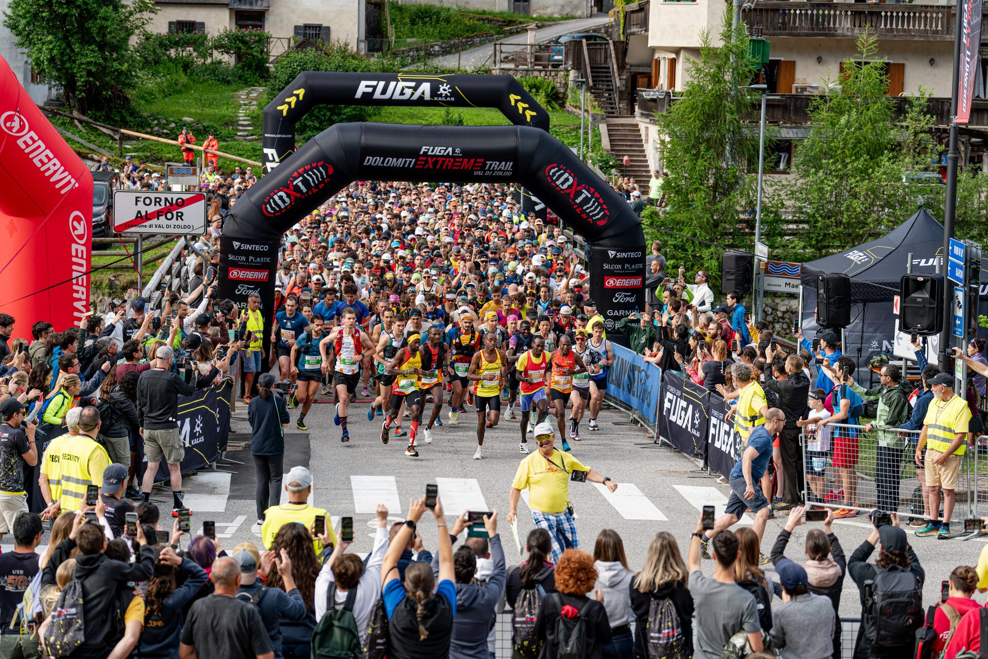 Accompagnatori lungo il percorso del Dolomiti Extreme Trail