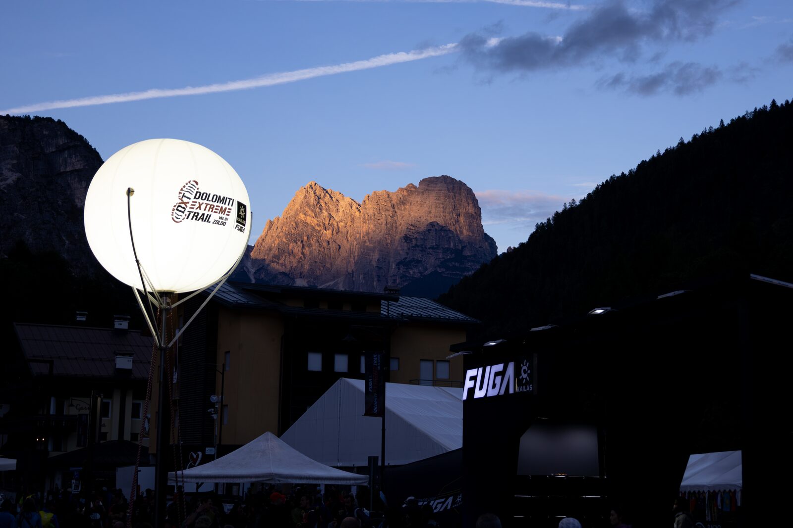 Il pallone luminoso DXT al Villaggio, al tramonto sulle Dolomiti